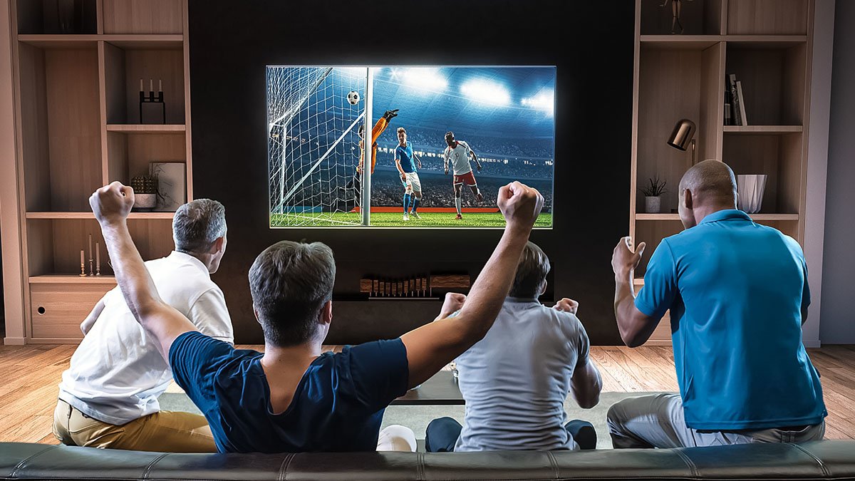 Voetbal kijken in de woonkamer